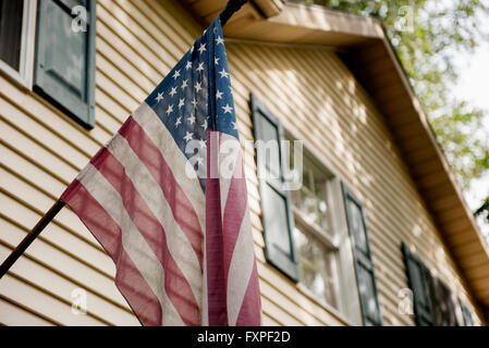 Amerikanische Flagge im Außenbereich des Hauses Stockfoto