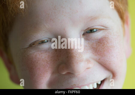 Junge lächelt fröhlich, Porträt Stockfoto