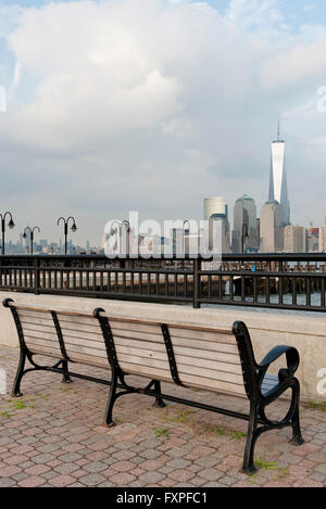 Parkbank mit malerischen Blick auf Lower Manhattan, New York City, New York, USA Stockfoto