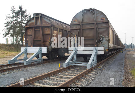 Gedeckte Güterwagen auf Abstellgleise mit Puffer Stopps Stockfoto