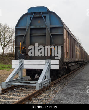 Gedeckte Güterwagen auf Nebengleise mit Prellbock Stockfoto