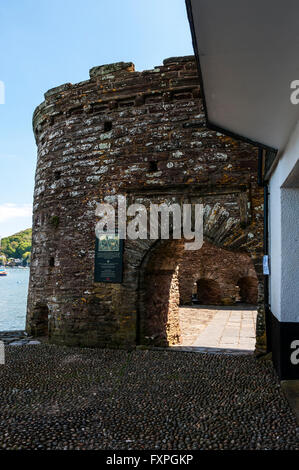 Starker Sonneneinstrahlung zeigt die Bombern durch einen Torbogen in die dunkel schattierten Steinmauer und Brüstungen von Bayard Cove Fort Stockfoto