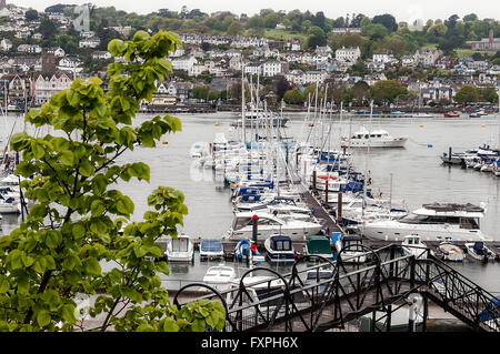 Weiße Yachten und andere Sportboote sind ihre Liegeplätze an einem langweiligen Regentag bringt Nebel über der Stadt Dartmouth vertäut Stockfoto