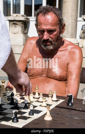 Eine Partie Schach wird im Szechenyi Spa und Schwimmbad im Stadtpark, Budapest, Ungarn, gespielt. Das Spa und der Pool sind die größten medizinischen Stockfoto