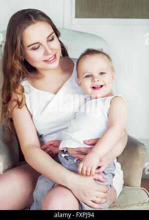 glückliche schöne Mutter mit ihrem einjährigen Sohn, Studio gedreht Stockfoto