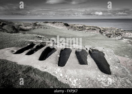 Ungewöhnliche Felsen schneiden Gräber neben den Ruinen der St. Patricks Kapelle mit Blick auf Morecambe Bay, Heysham, Lancashire, UK Stockfoto