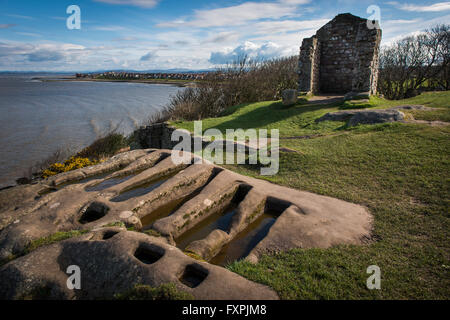 Ungewöhnliche Felsen schneiden Gräber neben den Ruinen der St. Patricks Kapelle mit Blick auf Morecambe Bay, Heysham, Lancashire, UK Stockfoto