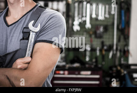 Kfz-Mechaniker in der Garage mit seinen Werkzeugen Stockfoto