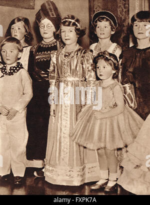 Prinzessin Elizabeth, die Zukunft Königin Elizabeth II., auf einem Kostümfest mit ihrer Schwester Margaret 1934 Stockfoto