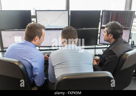 Geschäftsleute, die auf Computer-Bildschirmen. Stockfoto