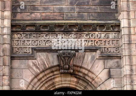 Inschrift "zur Ehre Gottes & in Erinnerung an Schotten gefallenen 1914-1918' Edinburgh Castle in Schottland, Großbritannien Stockfoto