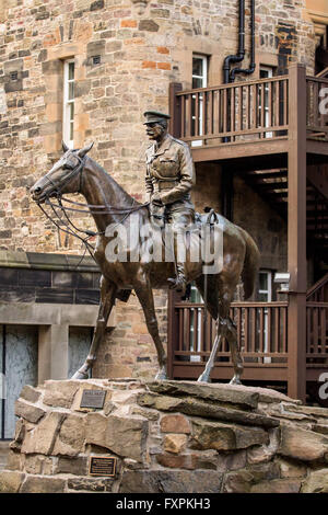 Statue von Graf von Haag zu Pferd vor dem Kriegsmuseum an der Edinburgh Castle in Schottland, Großbritannien Stockfoto