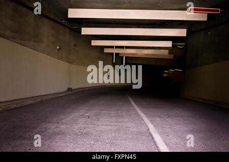 Tiefgarage-Eingang Stockfoto