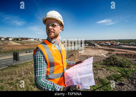 Surveyor bei Arbeiten an der neuen M8/M74/M73 Pic Peter Devlin Stockfoto