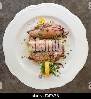 Tintenfisch, gefüllt mit Reis und Zitrone Stockfoto