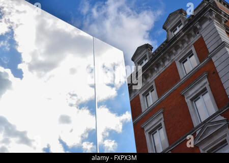 Covent Garden, London, UK. 17. April 2016. Covent Garden hat 32.000 qm der Spiegel. Reflektieren London ich Stockfoto