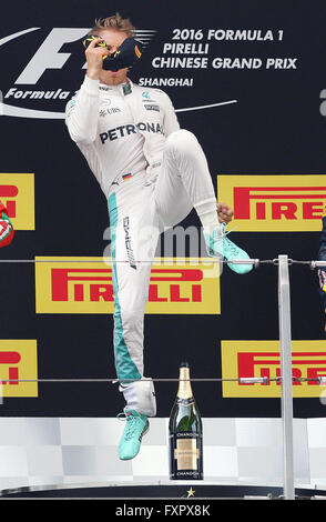 Shanghai. 17. April 2016. Mercedes AMG Petronas F1 Team deutsche Fahrer Nico Rosberg feiert nach dem Gewinn der Formel Eins chinesischen Grand Prix in Shanghai am 17. April 2016. Bildnachweis: Fan Jun/Xinhua/Alamy Live-Nachrichten Stockfoto