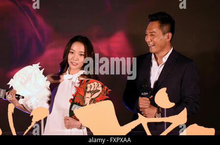 (160417)--Peking, 17. April 2016 (Xinhua)--Schauspieler Liu Ye (R) und Schauspielerin Wang Luodan eine Pressekonferenz für ihren neuen Film mein Krieg in Peking, Hauptstadt von China, 17. April 2016 besuchen. Der Film wird am 30. September in China veröffentlicht. (Xinhua/Yao Jianfeng) (Wjq) Stockfoto