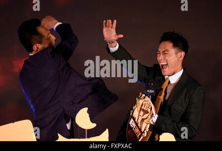 (160417)--Peking, 17. April 2016 (Xinhua)--Schauspieler Liu Ye (L) und Schauspieler Yang Youning eine Pressekonferenz für ihren neuen Film mein Krieg in Peking, Hauptstadt von China, 17. April 2016 besuchen. Der Film wird am 30. September in China veröffentlicht. (Xinhua/Yao Jianfeng) (Wjq) Stockfoto