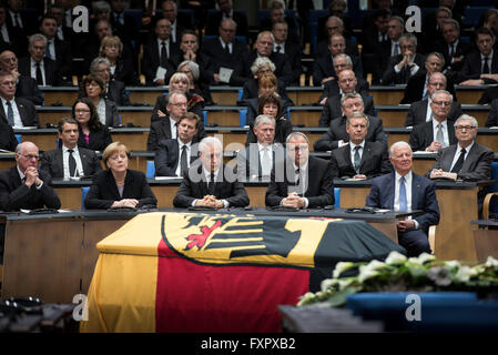 HANDOUT - ein Handout Bild am 17. April 2016 von der deutschen Bundesregierung (Bundesregierung) zur Verfügung gestellt (L-R) Norbert Lammert, Präsident des Deutschen Bundestages Parlaments, Bundeskanzlerin Angela Merkel, Stanislaw Tillich, Präsident des Bundesrates, einer gesetzgebenden Körperschaft, die Vertretung der 16 deutschen Bundesländer, Andreas Vosskuhle, Lehrstuhl für das Bundesverfassungsgericht, und ehemaliger Vereinigte Staaten Staatssekretär James Baker Teilnahme an Act of State für späte deutsche Außenminister Hans-Dietrich Genscher in der ehemaligen Plenum statt Halle des Deutschen Bundestages in Bonn Stockfoto