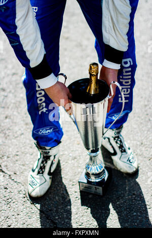 Castle Donington, Derby, UK. 17. April 2016. Sennan Fielding und JHR Entwicklungen mit ersten Platz Trophäe ist nach Ford MSA Formel Rennen in Donington Park Circuit (Foto: Gergo Toth / Alamy Live News) Stockfoto