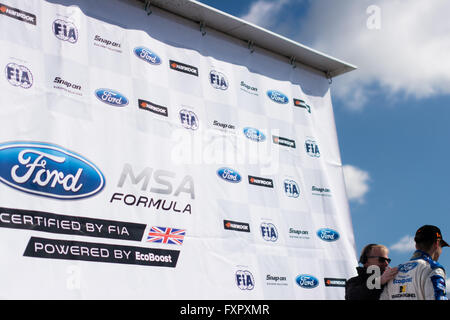 Castle Donington, Derby, UK. 17. April 2016. Sennan Fielding und JHR Entwicklungen gibt Interview nach Ford MSA Formel Rennen in Donington Park Circuit (Foto: Gergo Toth / Alamy Live News) Stockfoto