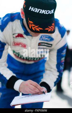 Castle Donington, Derby, UK. 17. April 2016. Sennan Fielding und JHR Entwicklungen gibt Autogramm nach Ford MSA Formel Rennen in Donington Park Circuit (Foto: Gergo Toth / Alamy Live News) Stockfoto