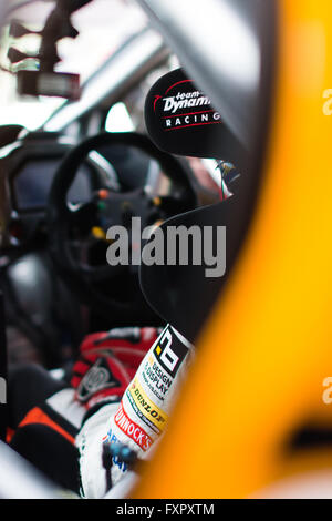 Castle Donington, Derby, UK. 17. April 2016. Gordon Shedden und Halfords Yuasa Racing während der Vorschau für den Dunlop MSA British Touring Car Championship in Donington Park Circuit (Foto: Gergo Toth / Alamy Live News) Stockfoto