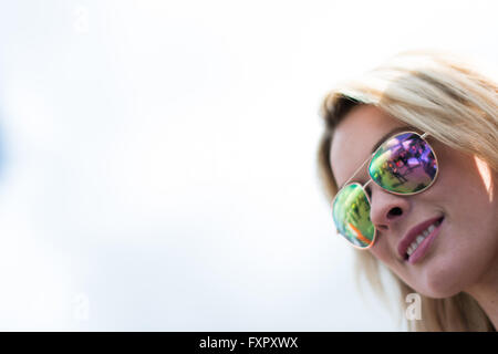 Castle Donington, Derby, UK. 17. April 2016. Grid Girl während der Dunlop MSA British Touring Car Championship in Donington Park Circuit (Foto: Gergo Toth / Alamy Live News) Stockfoto