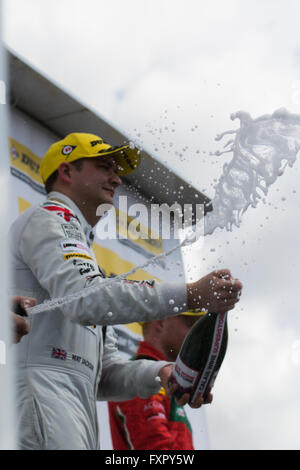 Castle Donington, Derby, UK. 17. April 2016. BTCC Rennfahrer Mat Jackson und Motorbase Leistung während der Dunlop MSA British Touring Car Championship in Donington Park Circuit (Foto: Gergo Toth / Alamy Live News) Stockfoto