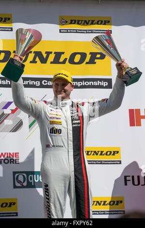 Castle Donington, Derby, UK. 17. April 2016. BTCC Rennfahrer Mat Jackson und Motorbase Leistung während der Dunlop MSA British Touring Car Championship in Donington Park Circuit (Foto: Gergo Toth / Alamy Live News) Stockfoto