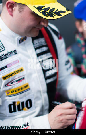 Castle Donington, Derby, UK. 17. April 2016. BTCC Rennfahrer Mat Jackson und Motorbase Leistung während der Dunlop MSA British Touring Car Championship in Donington Park Circuit (Foto: Gergo Toth / Alamy Live News) Stockfoto