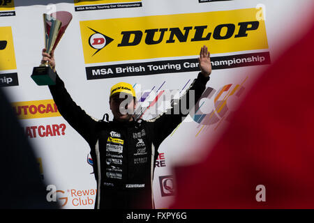 Castle Donington, Derby, UK. 17. April 2016. BTCC Rennfahrer Tom Ingram und Speedworks Motorsport während der Dunlop MSA British Touring Car Championship in Donington Park Circuit (Foto: Gergo Toth / Alamy Live News) Stockfoto