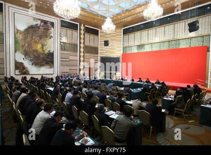 (160417)--Peking, 17. April 2016 (Xinhua)--der chinesische Ministerpräsident Li Keqiang besucht ein Symposium zum Thema Innovation für die Hochschulbildung in Peking, Hauptstadt von China, 15. April 2016.  (Xinhua/Pang Xinglei) (mp) Stockfoto