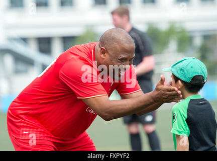 Hong Kong, China. 17. April 2016. Liverpool Fußball-Club-Legende JOHN BARNES Gastgeber eine Fußball-Klinik "The Liverpool Weg" in Hong Kong. John Barnes plaudert und lacht mit den Kindern, als 4 Academy Trainer von Liverpool Football Club die Kinder Kredit Nieren: Jayne Russell/Alamy Live News Stockfoto