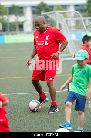 Hong Kong, China. 17. April 2016. Liverpool Fußball-Club-Legende JOHN BARNES Gastgeber eine Fußball-Klinik "The Liverpool Weg" in Hong Kong. John Barnes plaudert und lacht mit den Kindern, als 4 Academy Trainer von Liverpool Football Club die Kinder Kredit Nieren: Jayne Russell/Alamy Live News Stockfoto