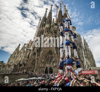 Barcelona, Katalonien, Spanien. 17. April 2016. Die Castellers De La Vila de Gracia baut einen menschlichen Turm vor der "Sagrada Familia" in Barcelona © Matthias Oesterle/ZUMA Draht/Alamy Live News Stockfoto