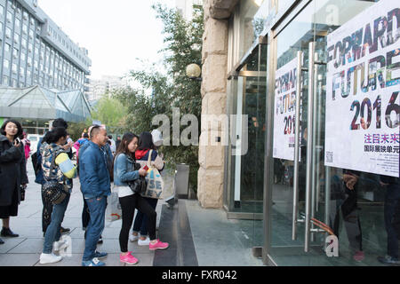 (160417)--Peking, 17. April 2016 (Xinhua)--Publikum warten an die Eröffnungsfeier der vorderen zukünftigen Bereich in der 6. Beijing International Film Festival (BJIFF) im Pekinger Filmakademie in Peking, Hauptstadt von China, 17. April 2016 teilzunehmen. (Xinhua/Chen Yichen) (mp) Stockfoto