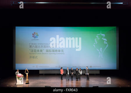 (160417)--Peking, 17. April 2016 (Xinhua)--Regisseure stellen ihre Filme bei der Eröffnungsfeier des vorderen zukünftigen Bereich in der 6. Beijing International Film Festival (BJIFF) im Pekinger Filmakademie in Peking, Hauptstadt von China, 17. April 2016. (Xinhua/Chen Yichen) (mp) Stockfoto