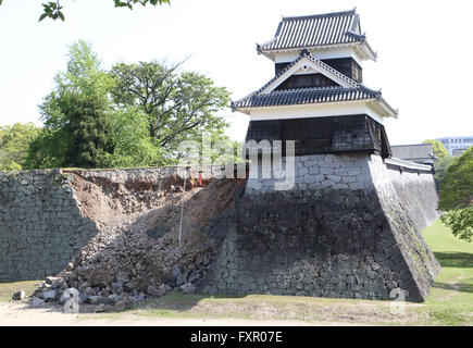 Kumamoto, Japan - 15 April: Mehrere Erdrutsche wurden am Burg Kumamoto gesehen wie Kumamoto Erdbeben gestern Abend in Kumamoto-Shi, Kumamoto, Japan geschah. Das Foto wurde am 15. April 2016 aufgenommen. (Foto von Chiaki Kodama/AFLO) Stockfoto