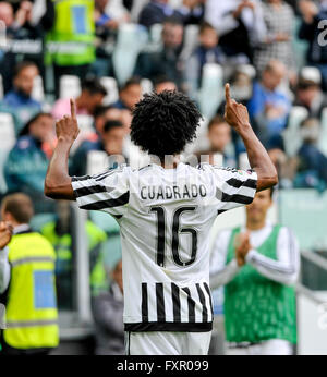 Turin, Italien. 17. April 2016: Juan Cuadrado feiert nach seinem Tor in der Serie A Fußballspiel zwischen Juventus FC und US Città di Palermo. Bildnachweis: Nicolò Campo/Alamy Live-Nachrichten Stockfoto