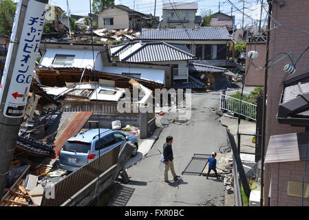 17. April 2016, Kumamoto, Japan - überprüfen Anwohner ihr Haus in Mashiki Stadt in der Präfektur Kumamoto auf Freitag, 17. April 2015. Mehr als 40 Menschen starben und einige 1.000 verletzt als massive Erdbeben Japans südlichen Insel Kyushu angegriffen. (Foto von Yoshio Tsunoda/AFLO) LWX - Ytd- Stockfoto