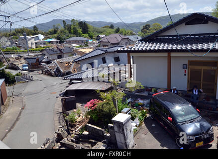 17. April 2016, Kumamoto, Japan - überprüfen Anwohner ihre Häuser in Mashiki Stadt in der Präfektur Kumamoto auf Freitag, 17. April 2015. Mehr als 40 Menschen starben und einige 1.000 verletzt als massive Erdbeben Japans südlichen Insel Kyushu angegriffen. (Foto von Yoshio Tsunoda/AFLO) LWX - Ytd- Stockfoto