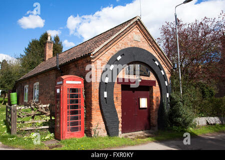 Gonalston, Nottinghamshire, Großbritannien 17. April 2016. Einem sonnigen Frühlingstag im Dorf Gonalston.  Abgebildet, ist die alte Schmiede im Zentrum des malerischen Dorfes Nottinghamshire. Bildnachweis: Mark Richardson/Alamy Live-Nachrichten Stockfoto