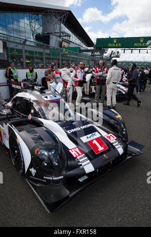 Silverstone im Vereinigten Königreich. 17. April 2016. FIA World Endurance Championship Runde 1, 6 Stunden von Silverstone. Porsche Team Porsche 919 Hybrid-LMP1 angetrieben von Timo Bernhard, Mark Webber und Brendon Hartley in der Startaufstellung. Bildnachweis: Aktion Plus Sport/Alamy Live-Nachrichten Stockfoto