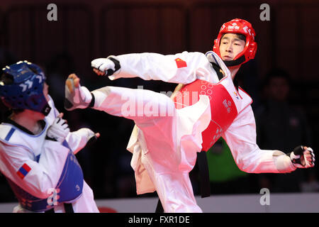 Pasay City, Philippinen. 17. April 2016. Zhao Shuai (R) von China konkurriert bei der Senioren-Viertelfinalspiel der-58 kg gegen Tumenbayar Molom der Mongolei in den asiatischen Taekwondo-Qualifikationsturnier in Pasay City, Philippinen, 17. April 2016. Zhao 9: 1 gewonnen. © Rouelle Umali/Xinhua/Alamy Live-Nachrichten Stockfoto