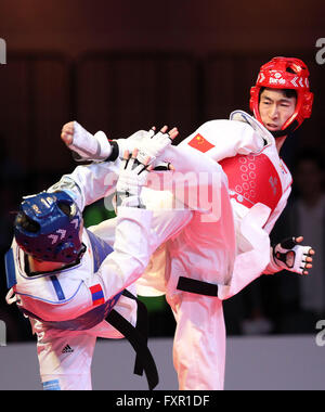 Pasay City, Philippinen. 17. April 2016. Zhao Shuai (R) von China konkurriert bei der Senioren-Viertelfinalspiel der-58 kg gegen Tumenbayar Molom der Mongolei in den asiatischen Taekwondo-Qualifikationsturnier in Pasay City, Philippinen, 17. April 2016. Zhao 9: 1 gewonnen. © Rouelle Umali/Xinhua/Alamy Live-Nachrichten Stockfoto