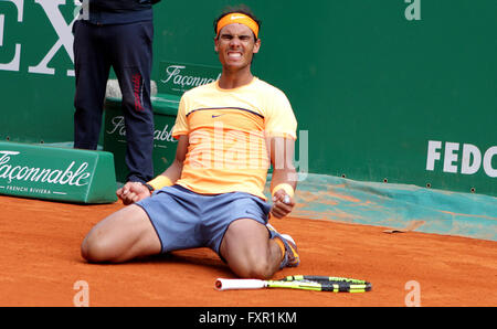 Monte Carlo, Monte Carlo. 17. April 2016. 17.04.2016: Monte-Carlo Rolex Masters-Tennis: Rafael Nadal schlagen Gael Monfils 7-5 5-7 6-0 um eine neunte Monte Carlo Masters-Titel im Monte-Carlo Country Club zu beanspruchen. © Michael Cullen/ZUMA Draht/Alamy Live-Nachrichten Stockfoto