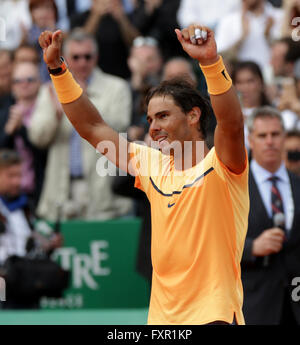 Monte Carlo, Monte Carlo. 17. April 2016. 17.04.2016: Monte-Carlo Rolex Masters-Tennis: Rafael Nadal schlagen Gael Monfils 7-5 5-7 6-0 um eine neunte Monte Carlo Masters-Titel im Monte-Carlo Country Club zu beanspruchen. © Michael Cullen/ZUMA Draht/Alamy Live-Nachrichten Stockfoto