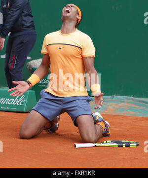 Monte Carlo, Monte Carlo. 17. April 2016. 17.04.2016: Monte-Carlo Rolex Masters-Tennis: Rafael Nadal schlagen Gael Monfils 7-5 5-7 6-0 um eine neunte Monte Carlo Masters-Titel im Monte-Carlo Country Club zu beanspruchen. © Michael Cullen/ZUMA Draht/Alamy Live-Nachrichten Stockfoto